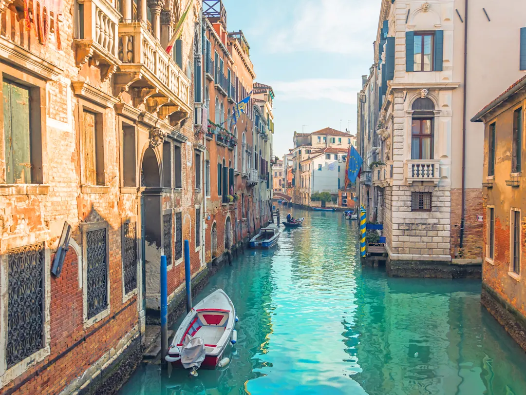 Ein Kanal in Venedig - die schöne Stadt in Italien