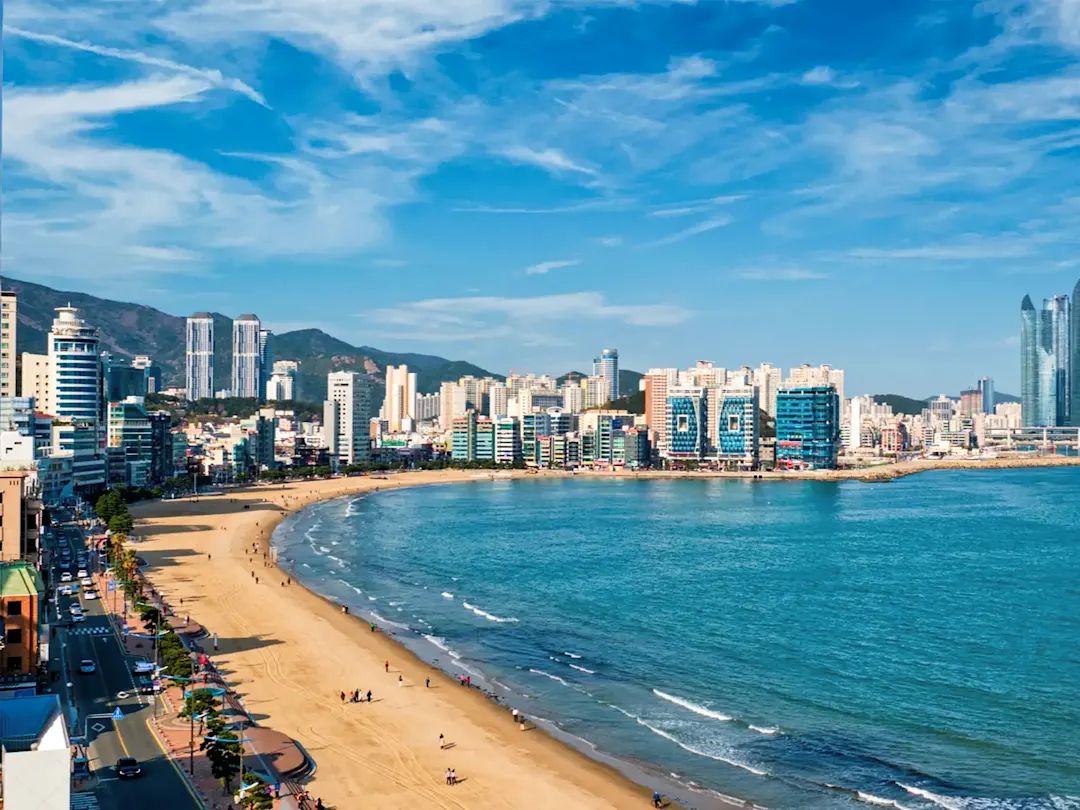 Südkorea, Busan, Gwangalli Beach Panoramablick auf den Strand von Haeundae mit hohen modernen Gebäuden im Hintergrund. Busan, Südkorea.