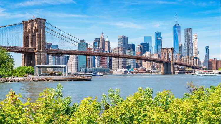 Panorama von Brooklyn Bridge und Skyline von New York City, Manhattan, USA.