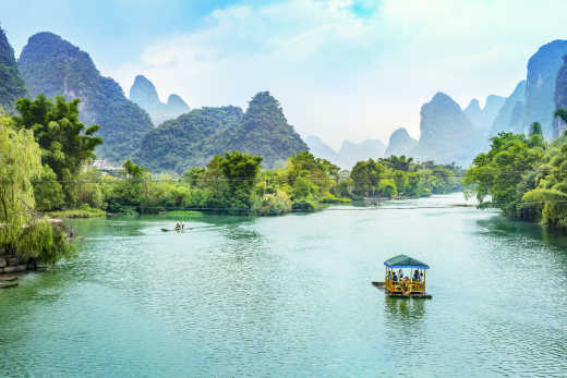 Embarcation sur la rivière Li avec les collines verdoyantes en arrière-plan à Yangshuo en Chine