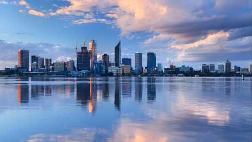 Skyline von Perth, Australien auf den Swan River bei Sonnenuntergang