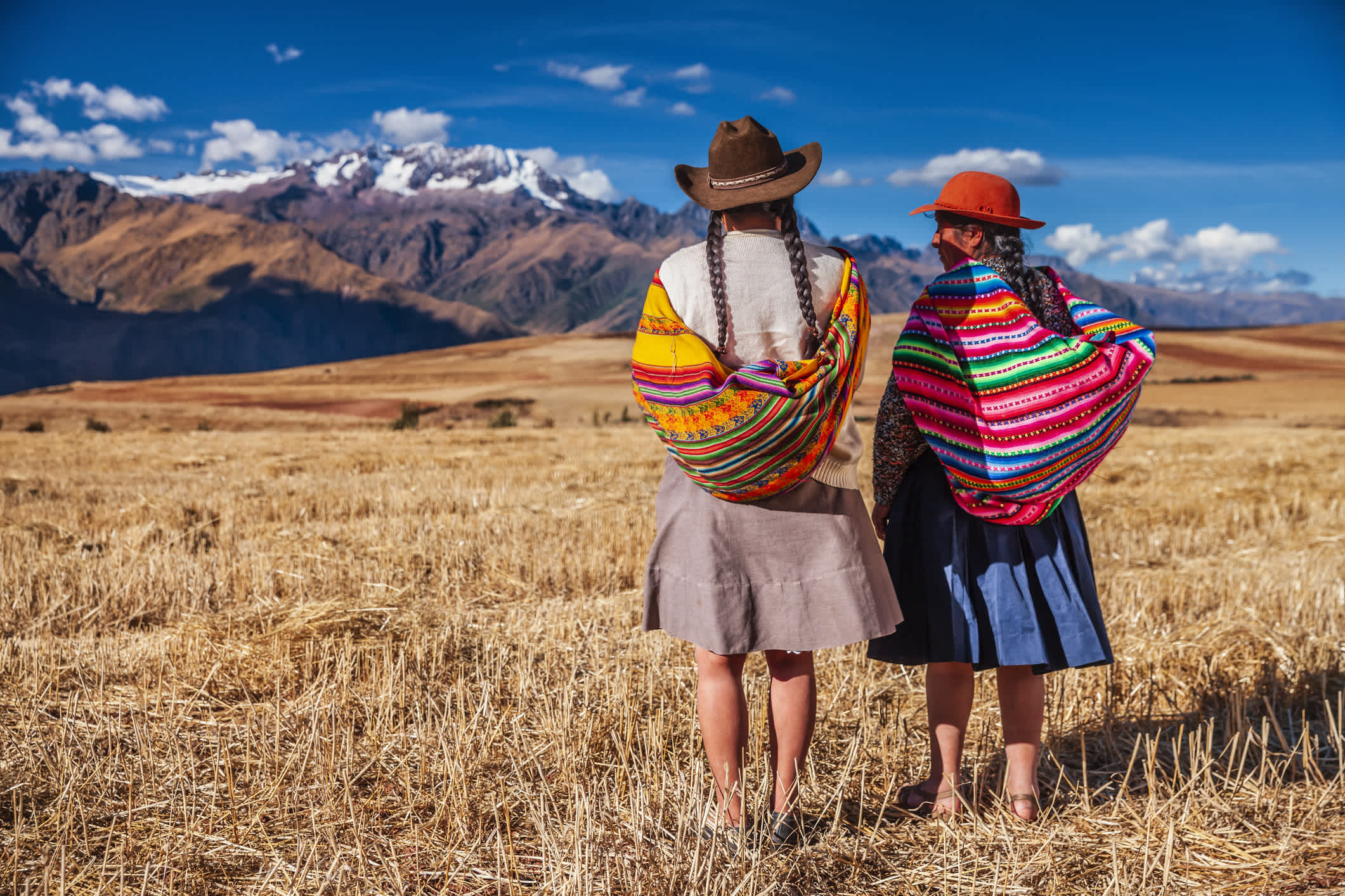 Peruanische Frauen in Nationalkleidung mit Blick auf die Anden, das Heilige Tal