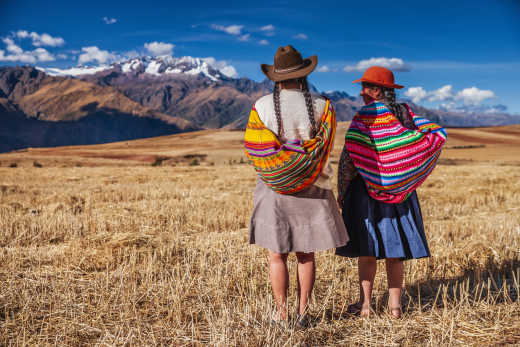 Femmes péruviennes en tenue nationale avec vue sur la vallée sacrée des Andes