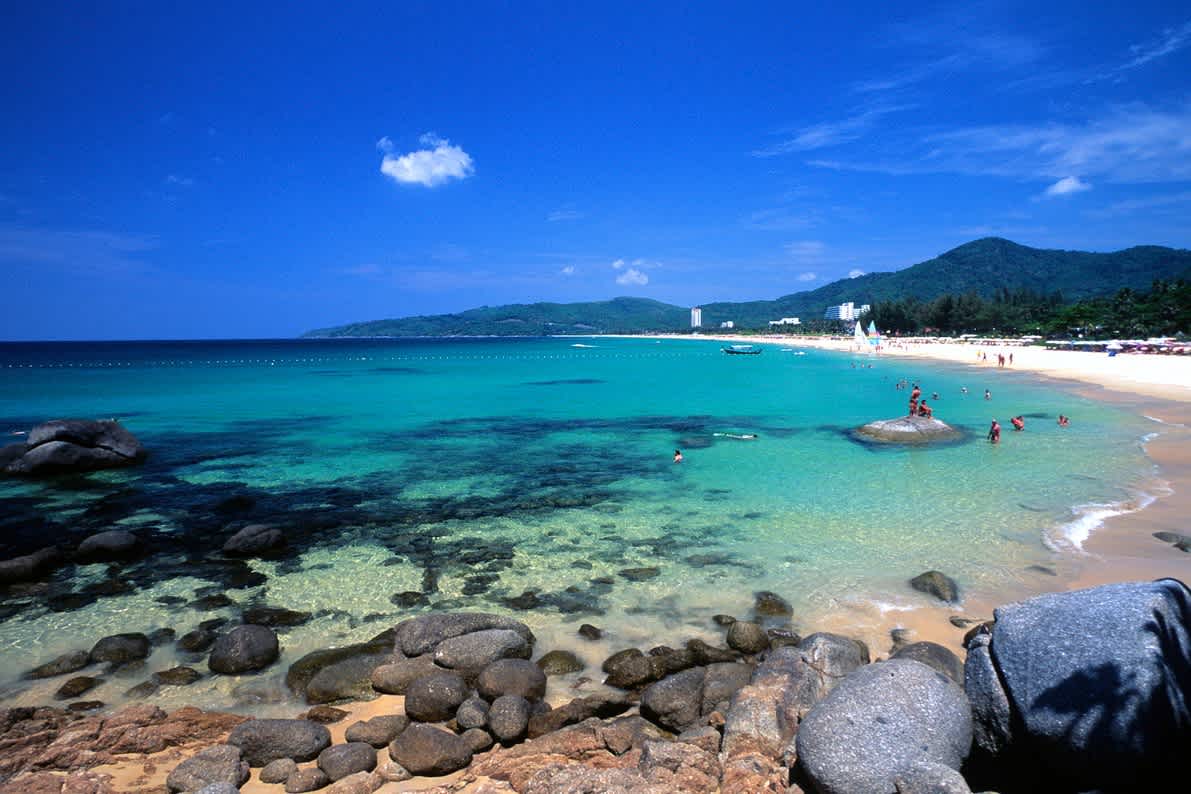 Kata Noi Sandstrand mit türkisblauem Meer