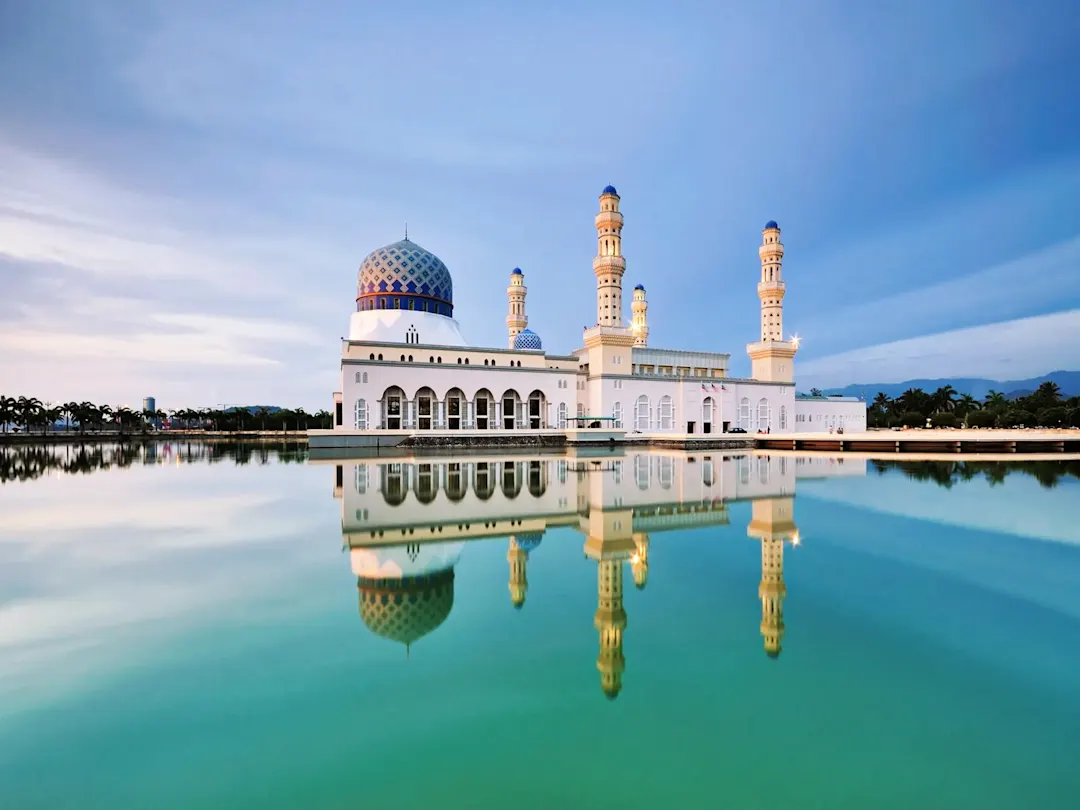 Schwimmende Moschee mit atemberaubender Spiegelung im Wasser. Kota-Kinabalu-Moschee, Sabah, Malaysia.