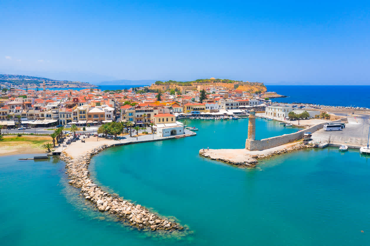 Baladez-vous dans le vieux port de Rethimno pendant votre voyage en Crète.