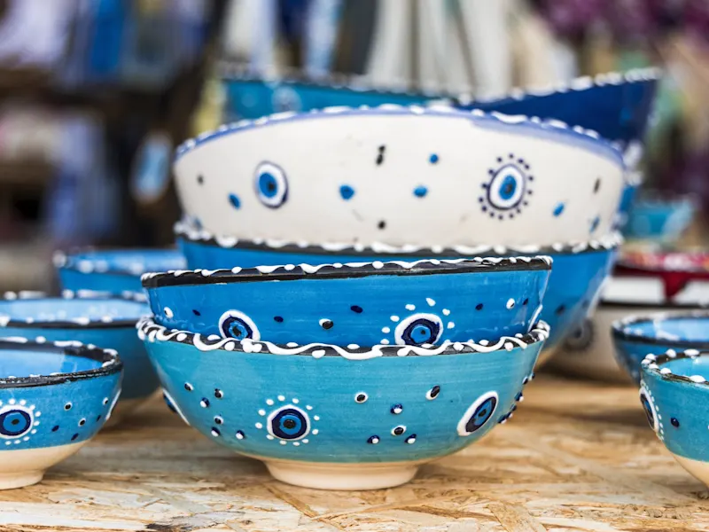 Chania, Kreta, Griechenland Blaue Schalen mit weißem Auge-Motiv auf einem Markt. Chania, Kreta, Griechenland.