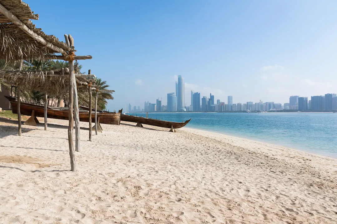 VAE, Abu Dhabi Blick auf die Skyline von Abu Dhabi vom Strand, VAE.