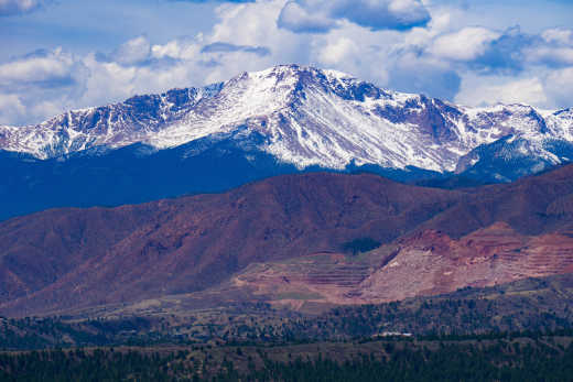 Vue lointaine sur la montagne de Pikes Peak à Colorado Springs, Colorado