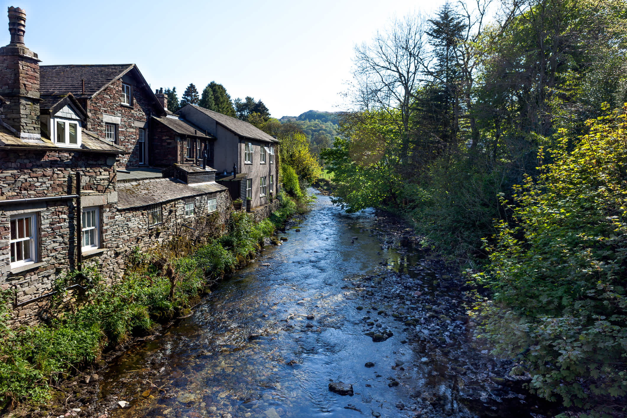 Das malerische Dorf Grasmere im Lake District in England liegt zwischen Fjälls, Wäldern und Teichen