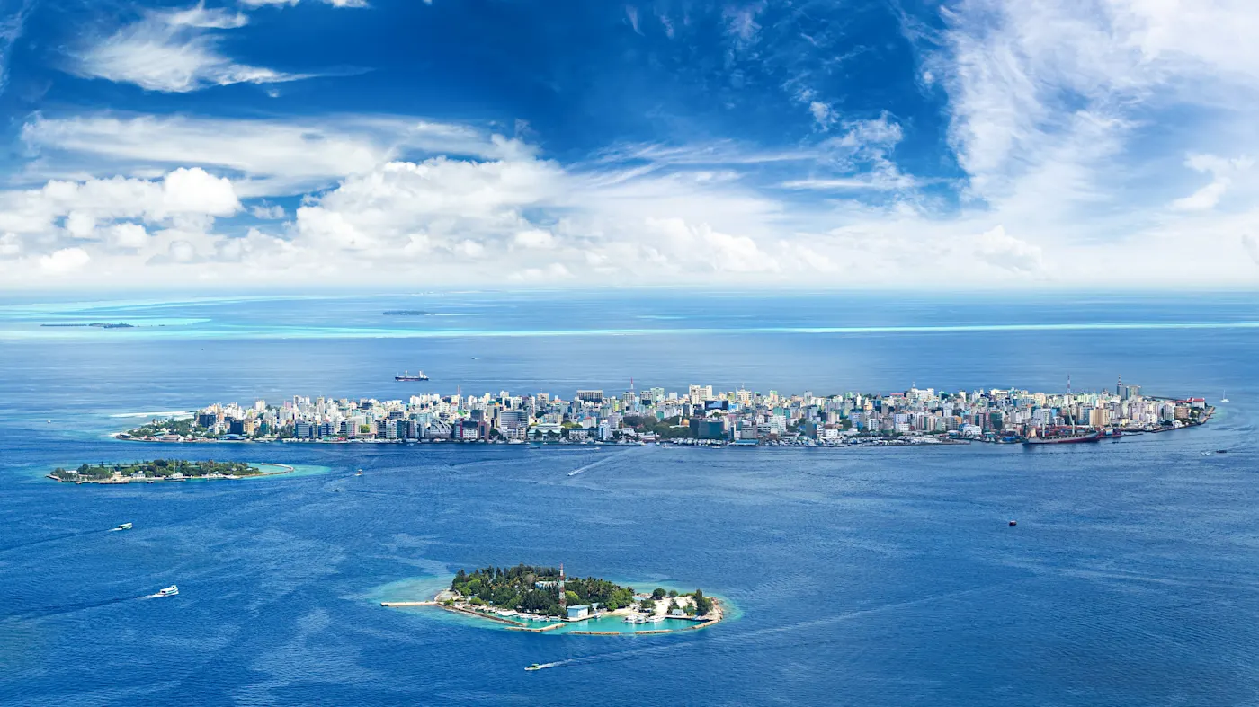 Malé, Malé-Atoll, Malediven Luftaufnahme der Inselstadt Malé, umgeben von blauem Ozean und kleineren Inseln. Malé, Malé-Atoll, Malediven.
