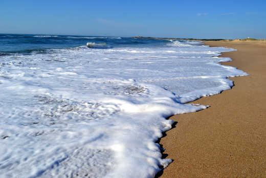 L'eau sur le sable, à la Playa de la viuda à Punta del Diablo, Uruguay