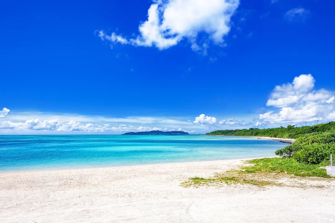 Japan, Okinawa, Taketomi Sommerlandschaft auf der Insel Taketomi, Okinawa, Japan.