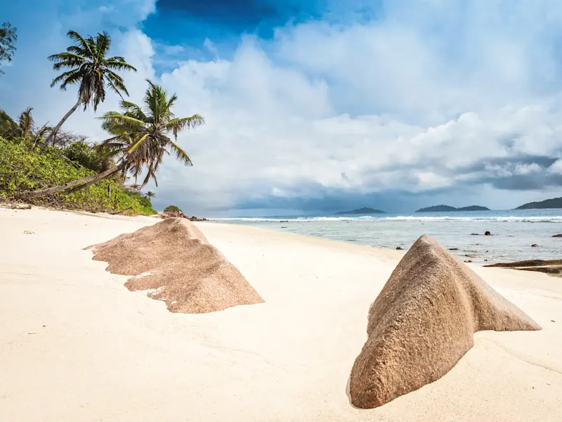 Seychellen, Strand Weiße Sandstrände mit Granitfelsen und Palmen am türkisfarbenen Meer. Seychellen.