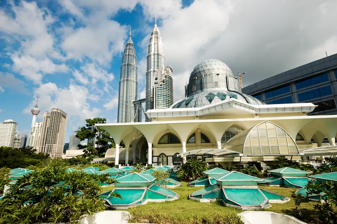 Blick auf die Moschee und die Petronas Towers, Kuala Lumpur, Malaysia