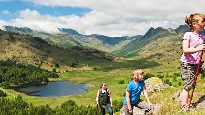 Une famille randonne dans le Lake District, Angleterre.