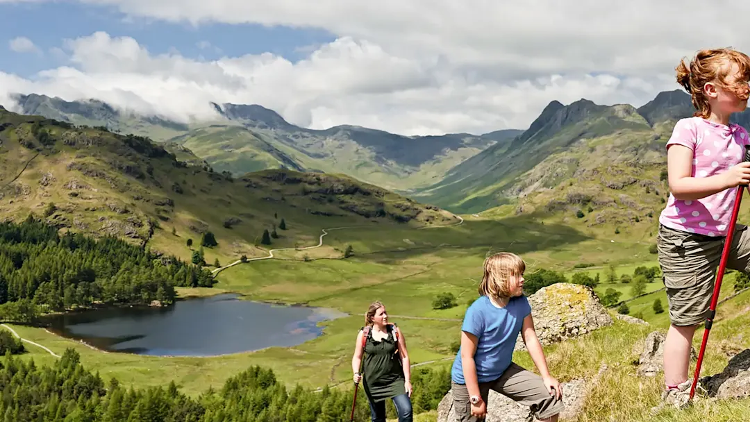 Familie wandert im Lake District NP, England, UK. 
