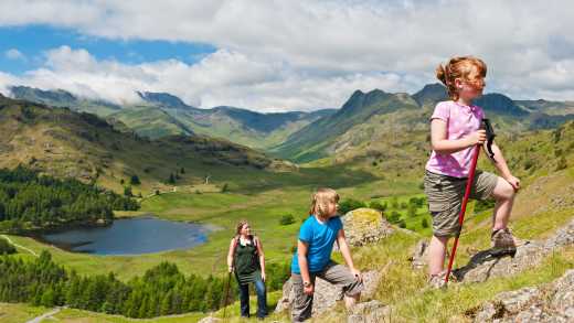 Familie wandert im Lake District NP, England, UK. 
