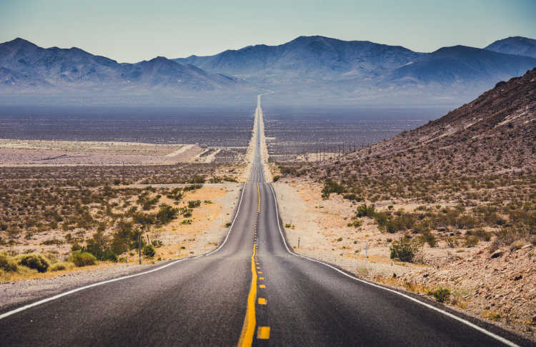 Die endlosen Straßen in der trockenen Wüste des Death Valleys in Kalifornien