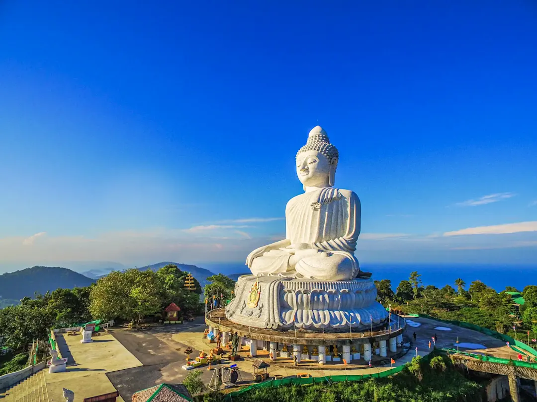 Thailand, Phuket, Big Buddha Riesige weiße Buddha-Statue mit Panoramablick. Big Buddha, Phuket, Thailand.
