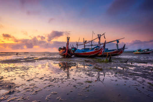 Les bateaux sur la plage de Kelan au coucher du soleil, Bali, Indonésie