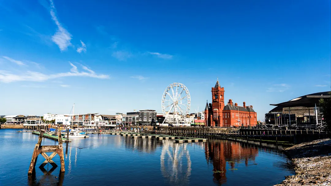 Blick auf Cardiff Bay mit dem Pierhead-Gebäude und einem Riesenrad. Cardiff, Wales, Vereinigtes Königreich.
