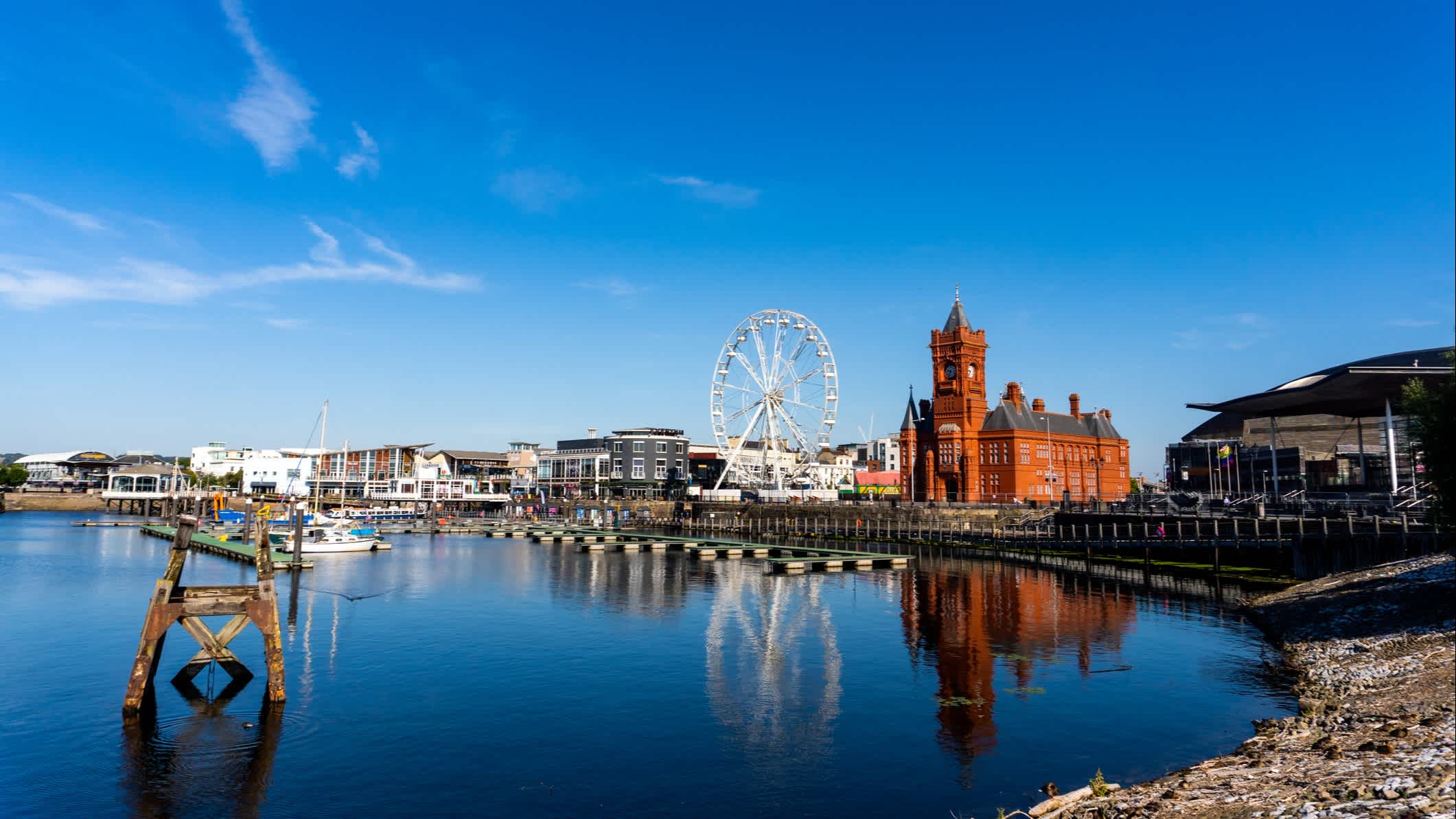 Das Panorama des Cardiff-Waterfronts mit historischem Pierhead-Gebäude, Großbritannien. 