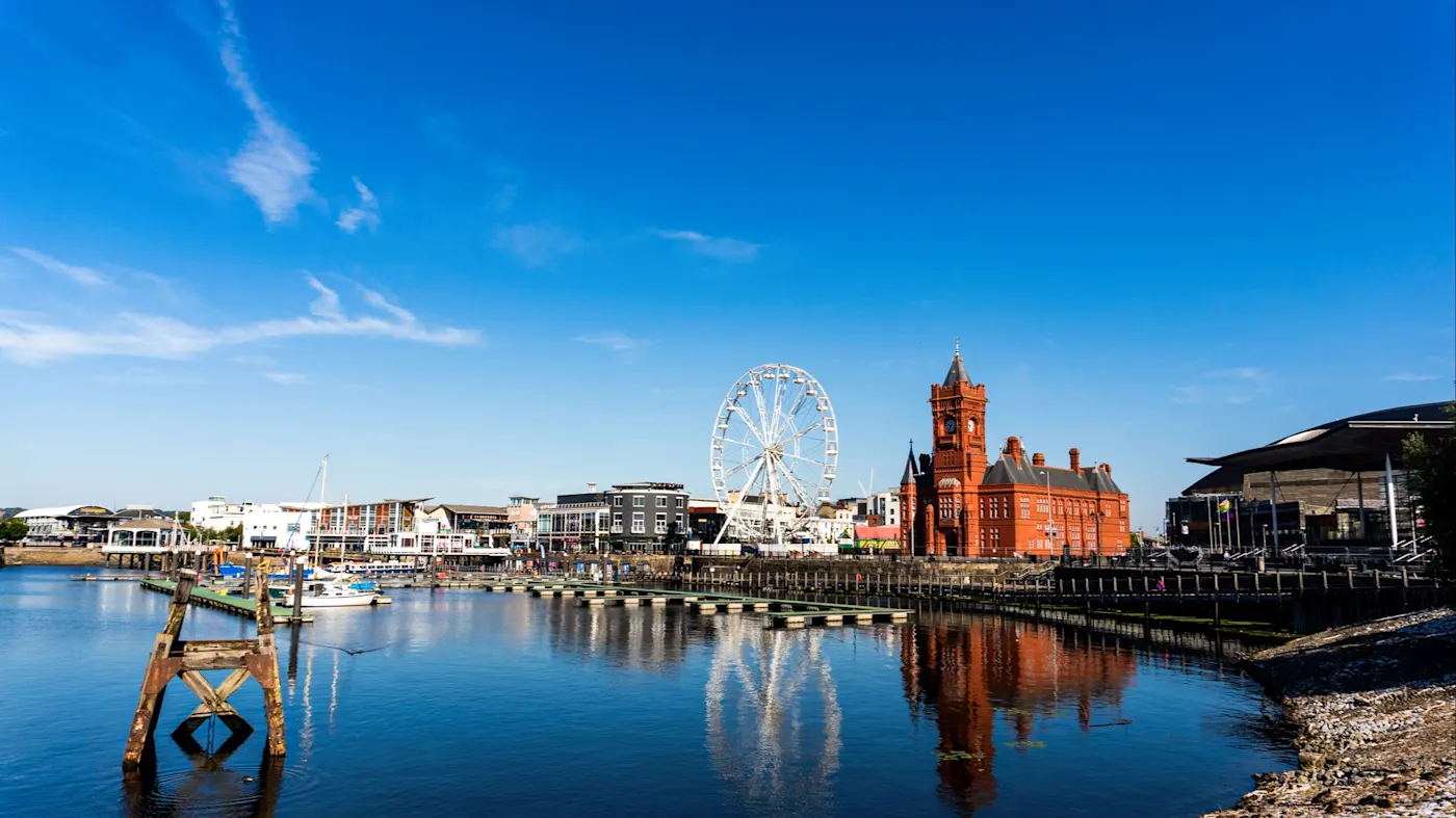 Cardiff, Wales, Vereinigtes Königreich Blick auf Cardiff Bay mit dem Pierhead-Gebäude und einem Riesenrad. Cardiff, Wales, Vereinigtes Königreich.