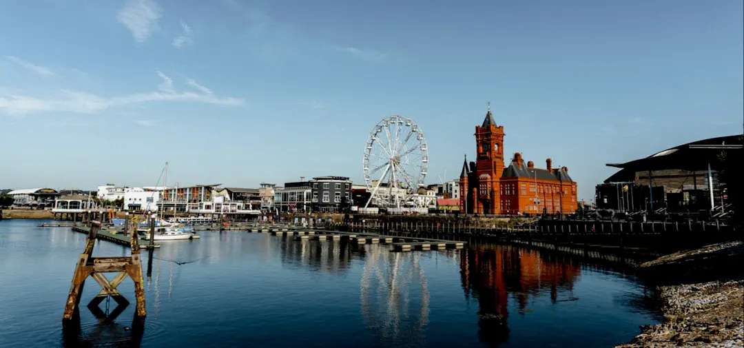 Blick auf Cardiff Bay mit dem Pierhead-Gebäude und einem Riesenrad. Cardiff, Wales, Vereinigtes Königreich.