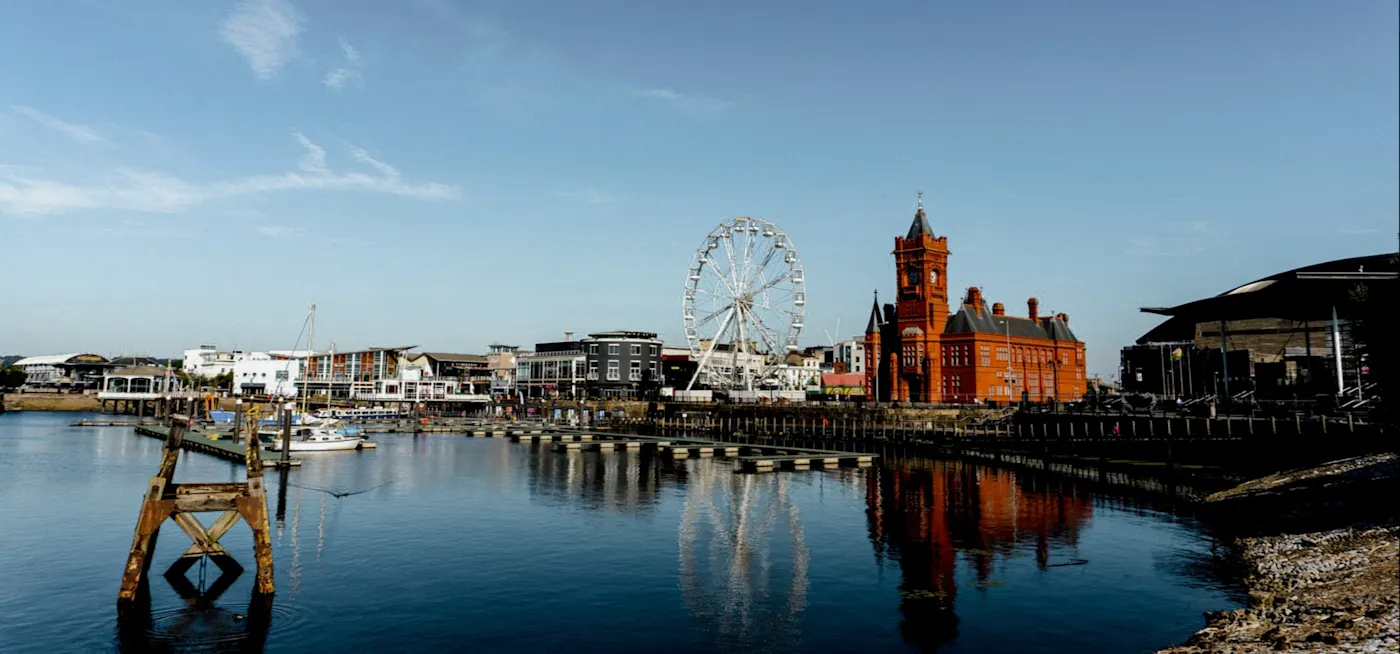 Blick auf Cardiff Bay mit dem Pierhead-Gebäude und einem Riesenrad. Cardiff, Wales, Vereinigtes Königreich.