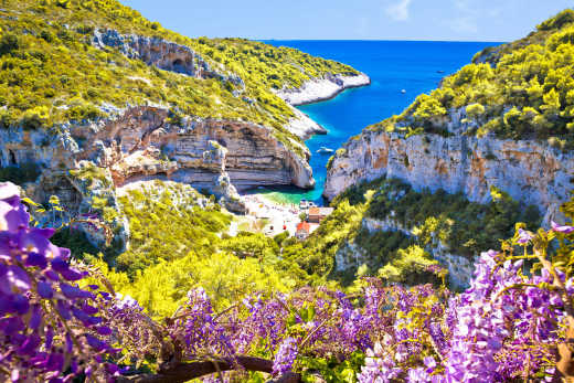 Aufnahme des Stiniva Strand auf der Insel Vis