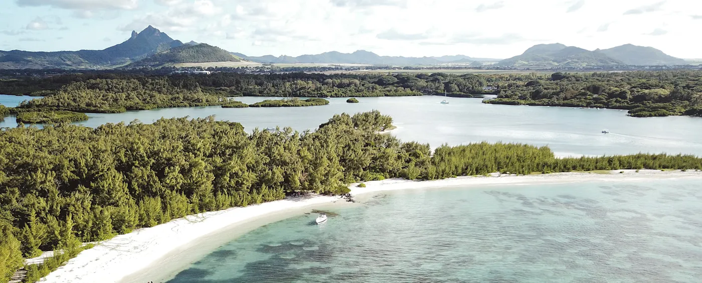 Rodrigues, Mauritius Luftaufnahme einer tropischen Lagune mit weißem Sandstrand und grüner Insel. Rodrigues, Mauritius.