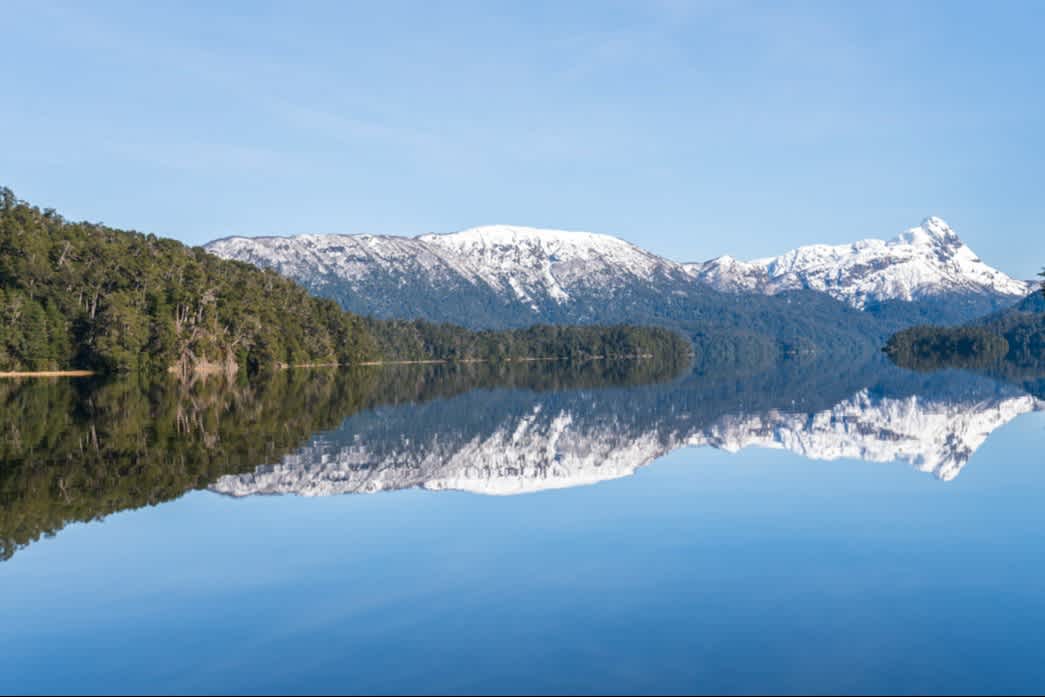 See mit schneebedeckten Bergen im Hintergrund