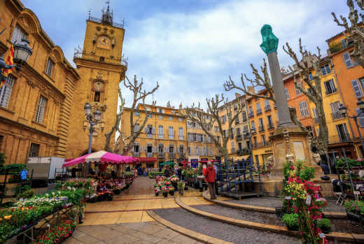 Traditioneller Blumenmarkt in der Altstadt von Aix auf dem Marktplatz