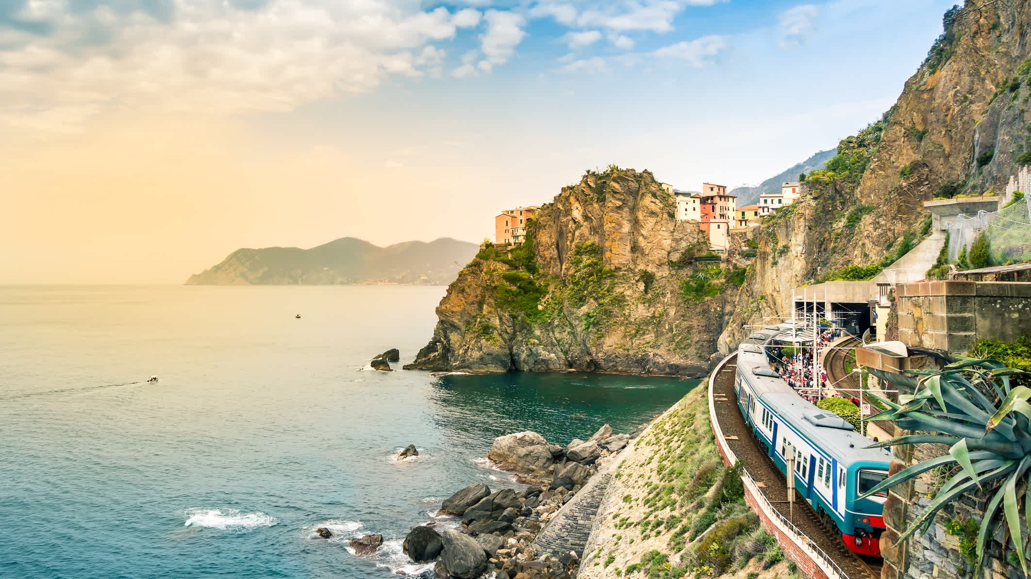 Gare ferroviaire des Cinque Terre et sa côte déchiquetée, est une destination touristique célèbre en Ligurie, en Italie.