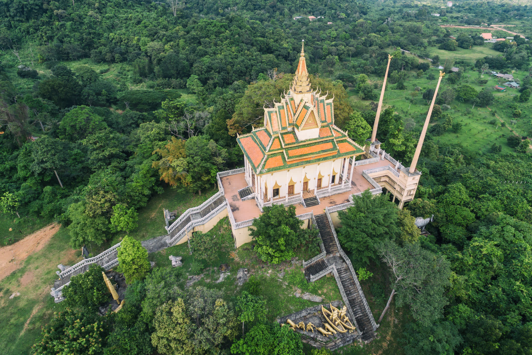 Vue aérienne sur la pagode Wat Samathi, à Krong Kaeb, Cambodge