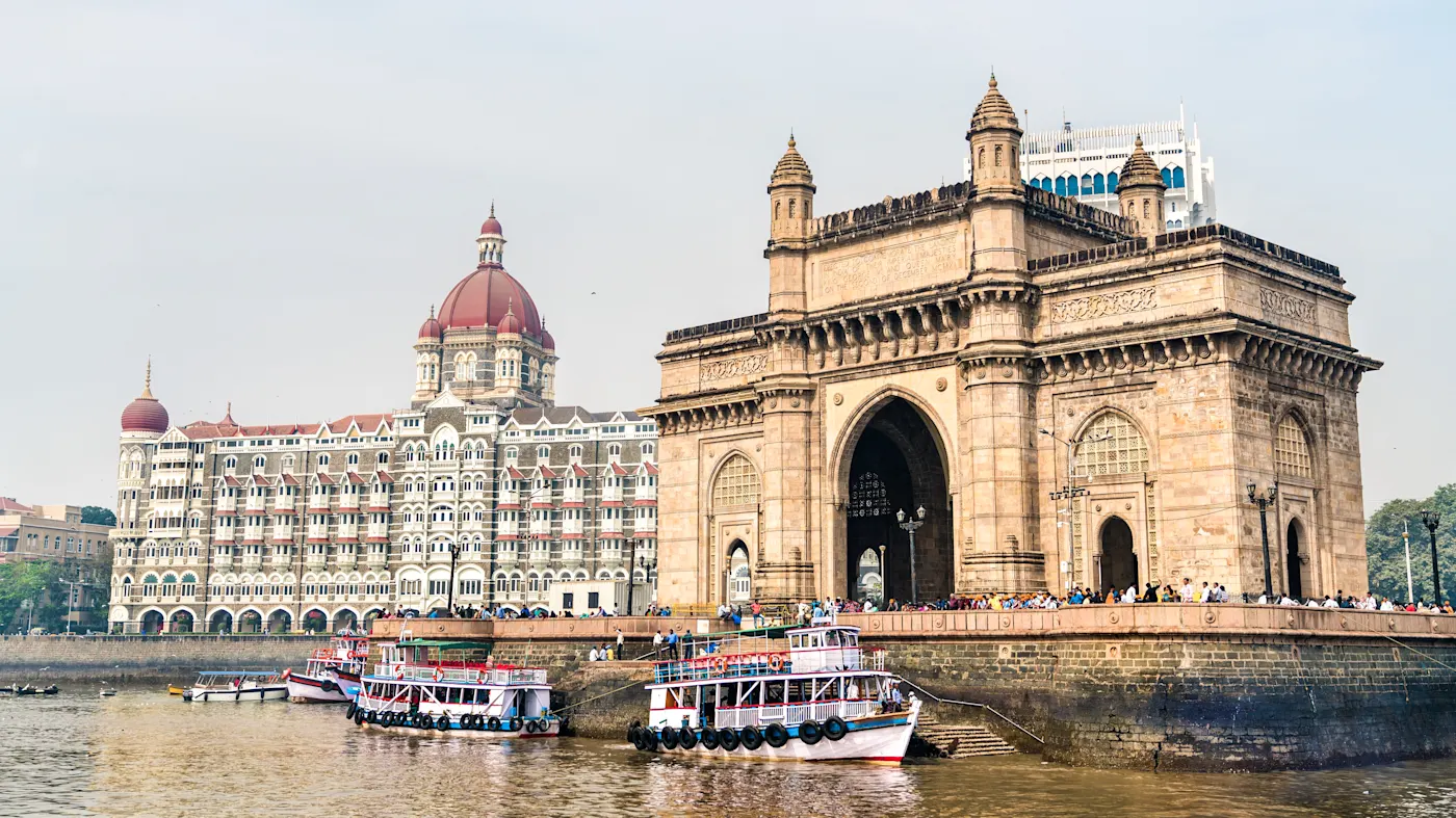 Mumbai, Maharashtra, Indien Gateway of India mit Taj Mahal Palace Hotel am Wasser. Mumbai, Maharashtra, Indien.