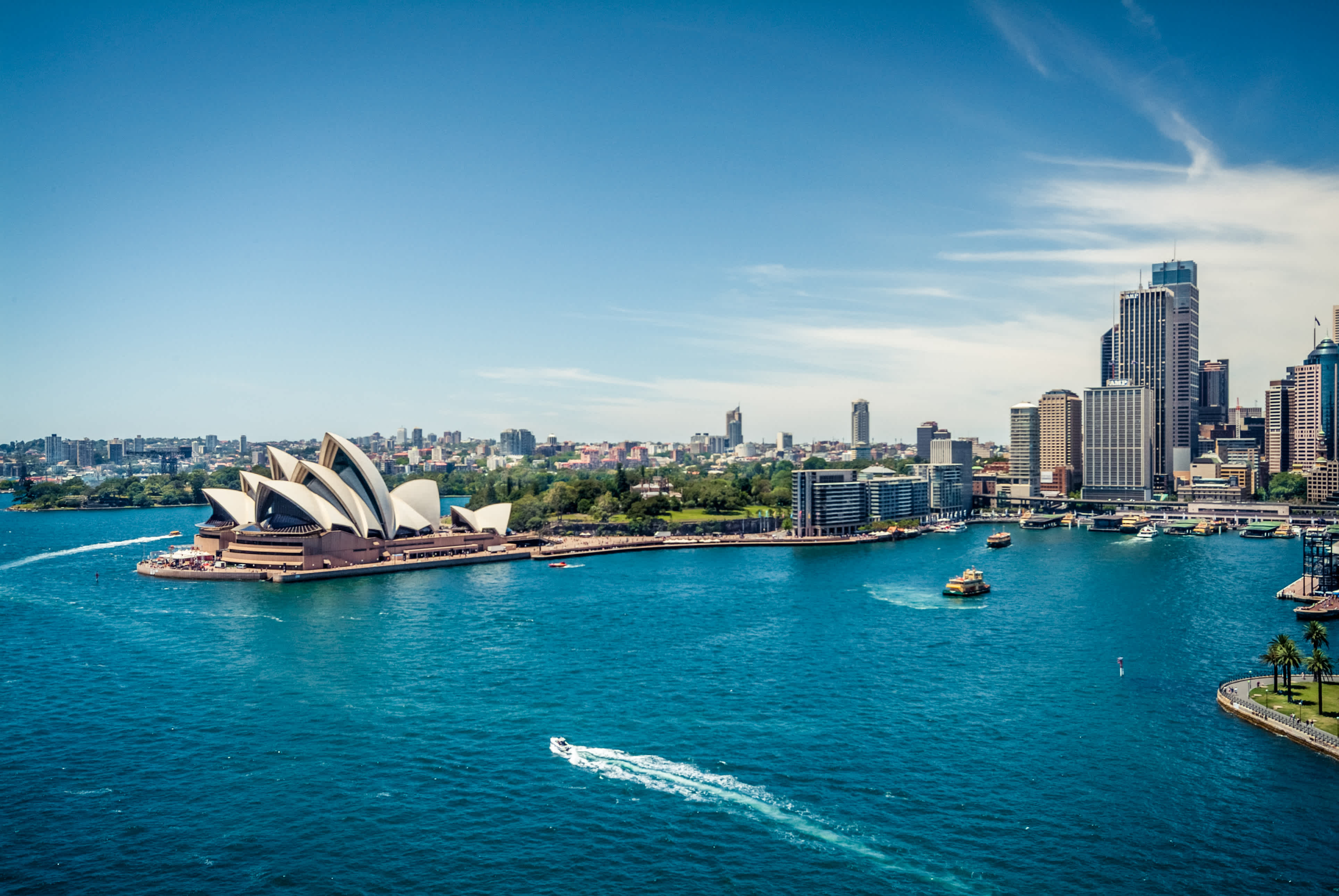 Visitez le port de Sydney et son célèbre Opera House dont l'architecture évoque les voiles d'un bateau pendant votre voyage.
