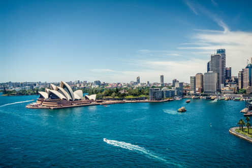Visitez le port de Sydney et son célèbre Opera House dont l'architecture évoque les voiles d'un bateau pendant votre voyage.