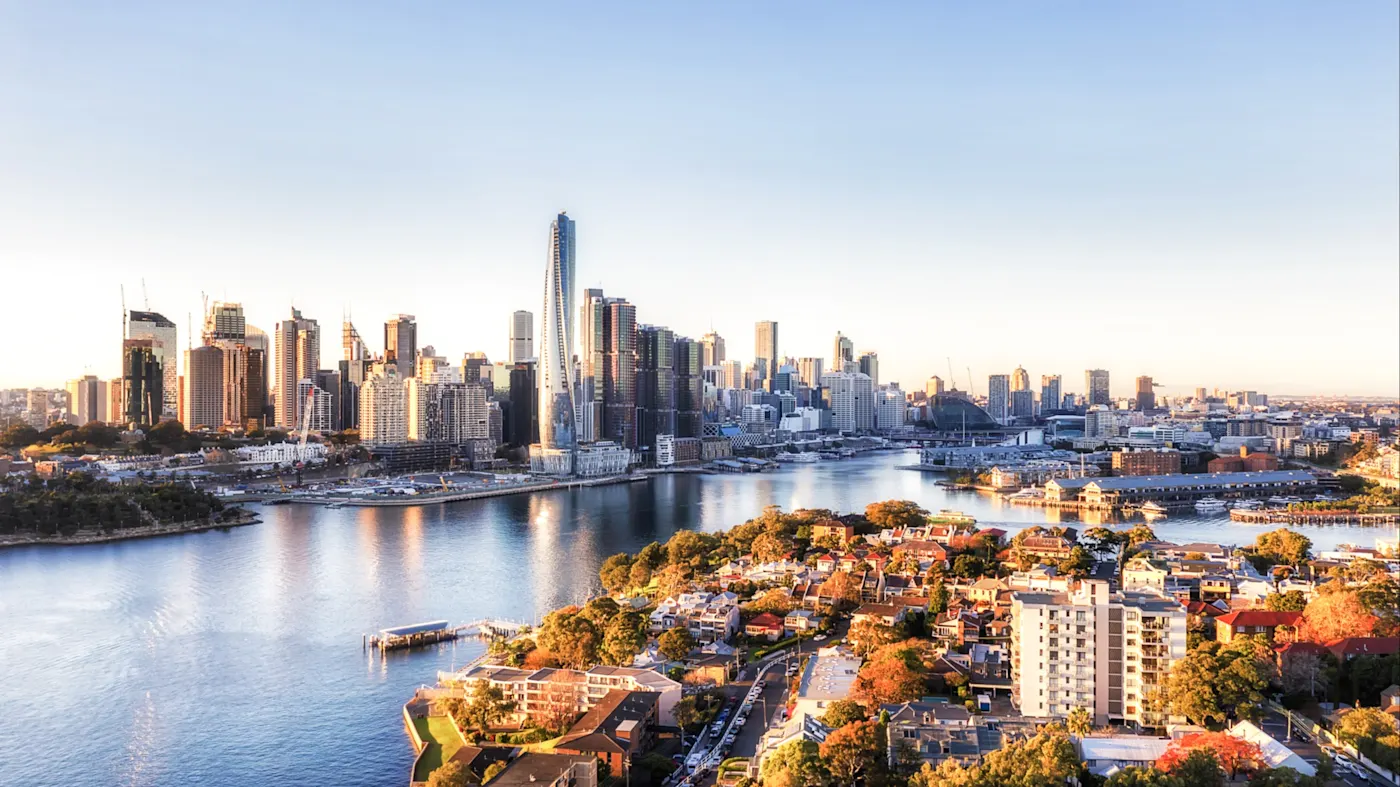 Sydney, New South Wales, Australien Panoramablick auf Sydneys Skyline und Hafen bei Sonnenaufgang mit klarem Himmel. Sydney, New South Wales, Australien.