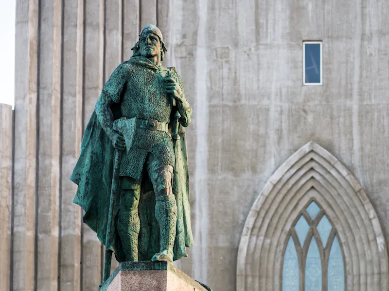 Reykjavik, Island Statue von Leif Erikson vor der Hallgrímskirkja in Reykjavik, Reykjavik, Island.