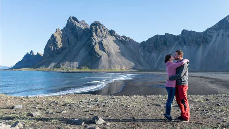 Junges Paar an einem Strand in Stokksnes, Island. 