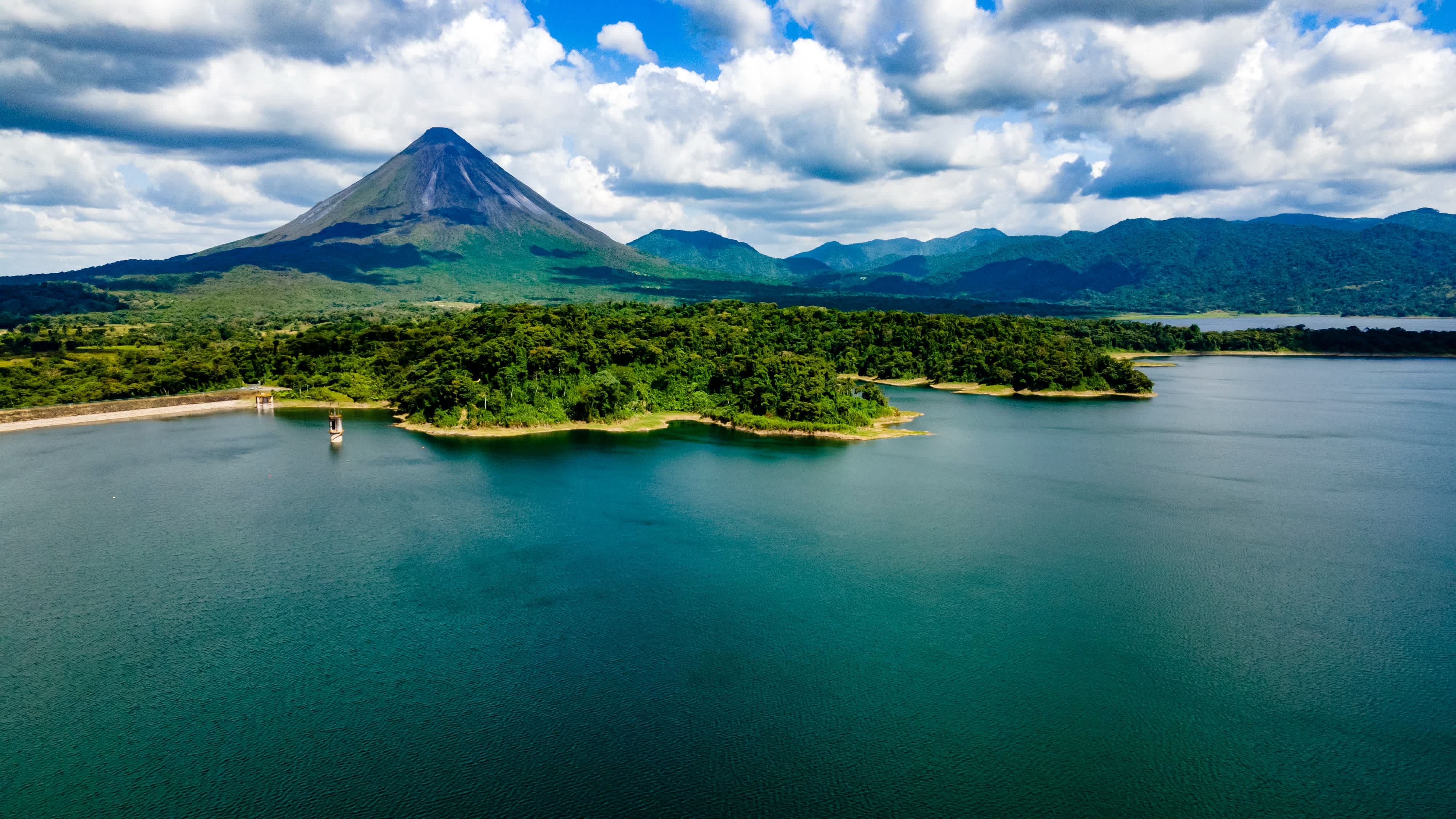 Das Panorama mit dem Arenal Vulkan und Arenal See, Costa Rica.