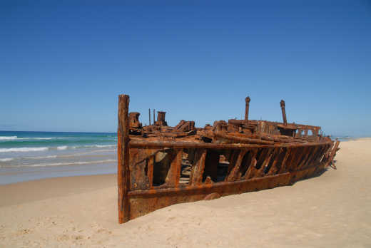 Discover the rusty Maheno shipwreck on the 75 Mile Beach during your Fraser Island Tour.