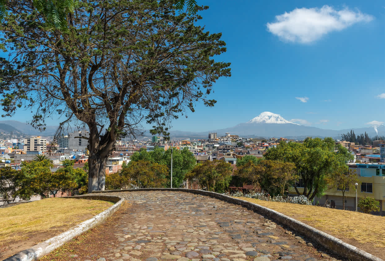 Die Stadt Riobamba mit dem Vulkan Chimborazo im Hintergrund, Ecuador