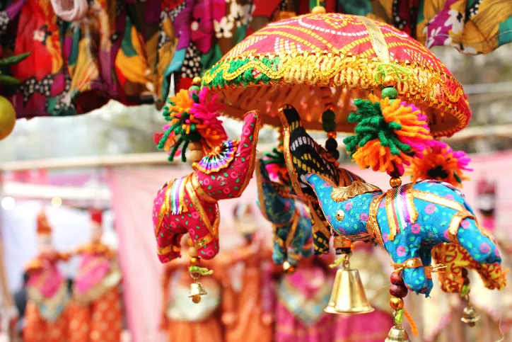 Inde New Dehli Dili Haat Jouets Bringen Sie ein Souvenir von Ihrer Reise nach Neu-Delhi mit, indem Sie die Geschäfte in Dili Haat besuchen. Sie finden hier viel Kunsthandwerk.