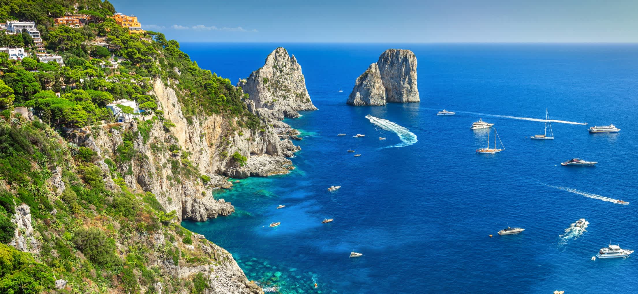 Atemberaubende Insel Capri, Strand und Faraglioni Klippen, Italien, Europa