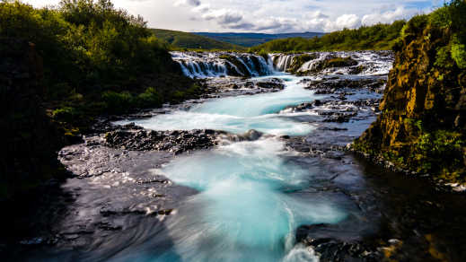 Admirez les impressionnantes chutes d'eau de Bruarfoss pendant votre voyage au Cercle d'Or.