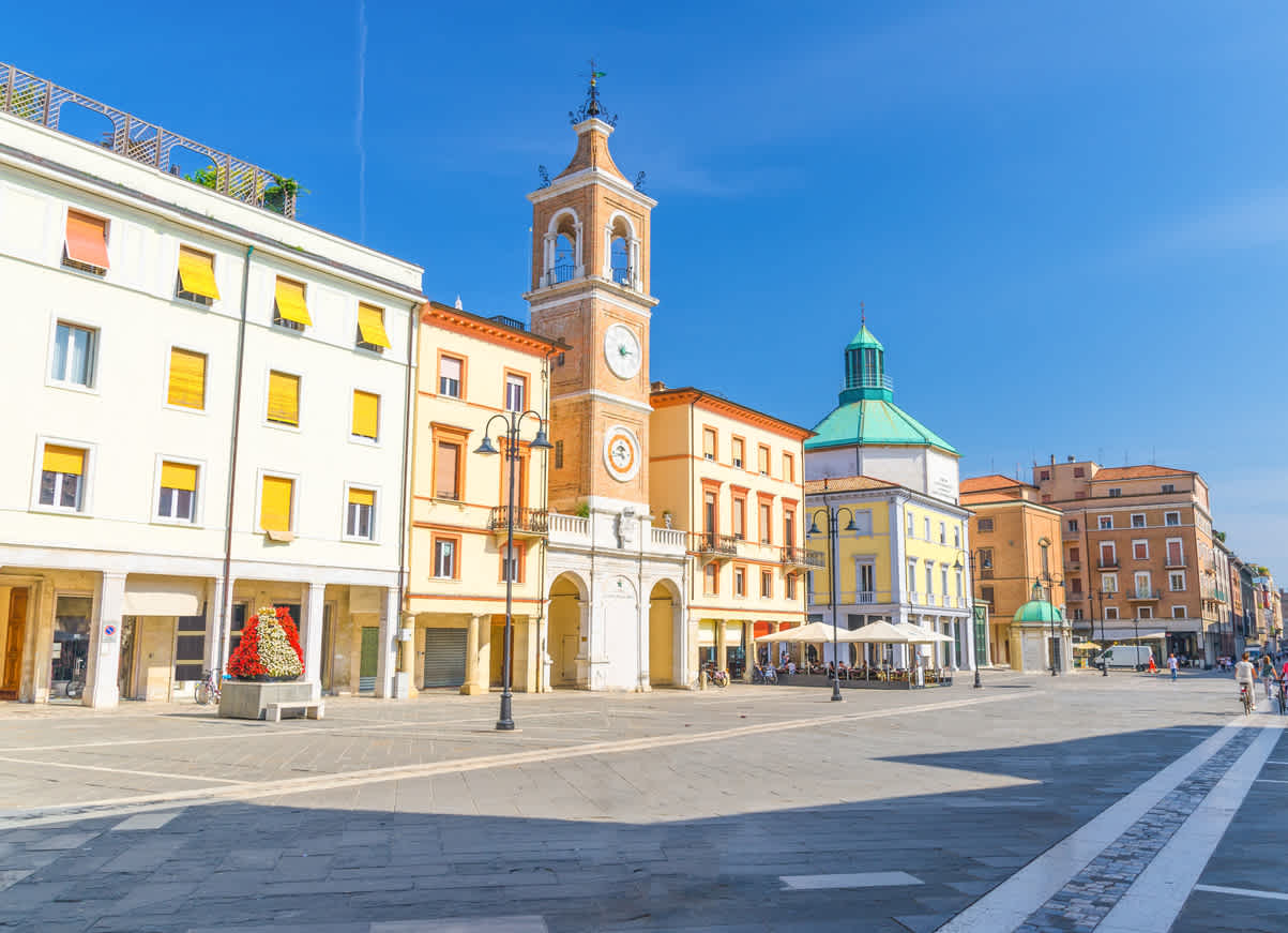 Découvrez la Piazza Tre Martiri, la place centrale de la ville pendant vos vacances à Rimini.
