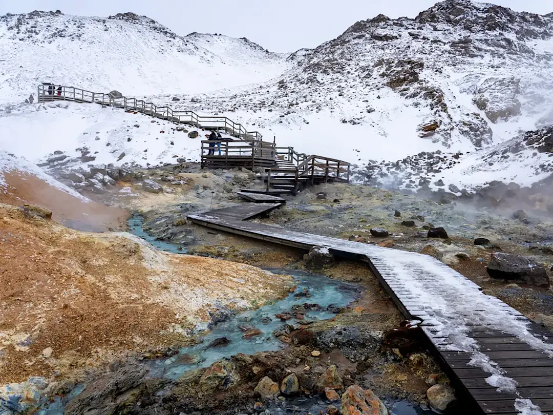 Geothermales Gebiet mit Holzstegen und Schneelandschaft. Seltún, Reykjanes, Island.